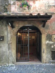 een toegang tot een gebouw met een ijzeren poort bij Casetta Di Carlo Magno in Sutri
