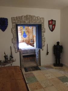 1 dormitorio con 1 cama dentro de una ventana en Le Griffon Medieval, en Peille