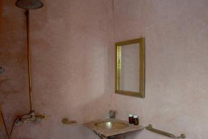 A bathroom at Riad Jenan Adam