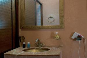 A bathroom at Riad Jenan Adam