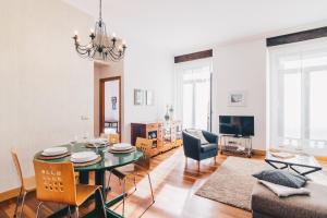 ein Wohnzimmer mit einem Tisch und einem Sofa in der Unterkunft Haizean apartment by People Rentals in San Sebastián