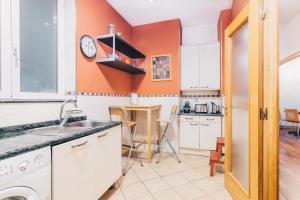 Kuchyň nebo kuchyňský kout v ubytování Haizean apartment by People Rentals