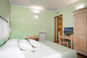 Postel nebo postele na pokoji v ubytování S'Anninnia