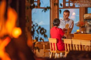 un homme et une femme assis dans un bar dans l'établissement Hotel Elun, la mejor vista, à Frutillar