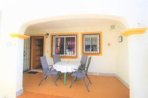 een eetkamer met een witte tafel en stoelen bij Apartamento CasaTuris Urb.Altomar Gran Alacant GA101 in Gran Alacant