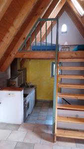 ラーデボイルにあるFerienhaus Nicolausのキッチン(ロフトへ続く階段付)