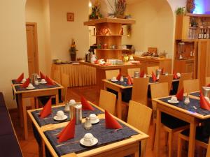 
Ein Restaurant oder anderes Speiselokal in der Unterkunft EA Hotel Tosca 
