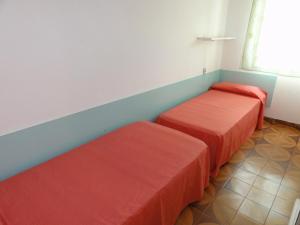ビビオーネにあるVilla Marilenaのベッド2台と窓が備わる客室です。