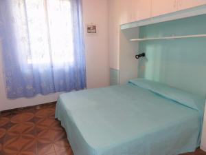 ビビオーネにあるVilla Marilenaのベッドルーム(青いベッド1台、窓付)