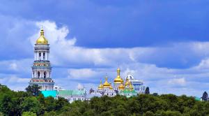 un edificio con cupole d'oro in cima agli alberi di Great view apartaments near Lavra a Kiev