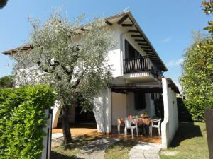 ビビオーネにあるVilla Fernandaの庭園からの家の景色