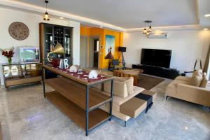 Ultra Luxury Private Villa with Swimming Pool في بودروم: غرفة معيشة مع طاولة وأريكة