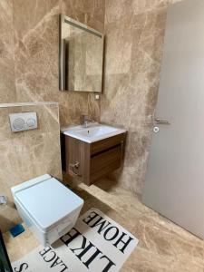uma casa de banho com um lavatório, um WC e um espelho. em Ultra Luxury Private Villa with Swimming Pool em Bodrum City
