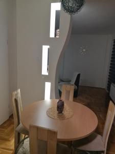 Apartman Aleksandar tesisinde bir oturma alanı