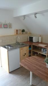 Ferienwohnung Mühlendorf tesisinde mutfak veya mini mutfak