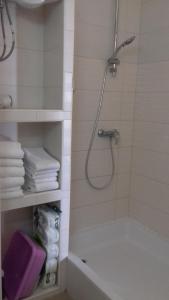 une salle de bain avec douche et baignoire avec serviettes dans l'établissement Apartment Mime Blata, à Vodice