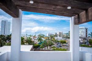 馬薩特蘭的住宿－La Estancia Apartments Mazatlan，从大楼的阳台上可欣赏到城市景观