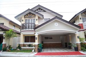 une maison dotée d'un tapis rouge devant elle dans l'établissement Fully Furnished Villa Near Clark in Mabiga, Mabalacat City, à Mabalacat