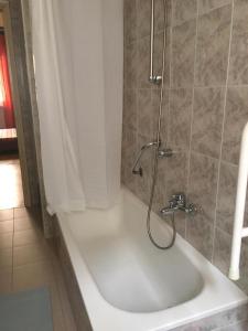 y baño con bañera y ducha. en Appartamento Soleluna, en Parma