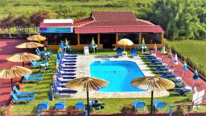 una vista aérea de una piscina con sillas y sombrillas en Stars Hotel en Agios Georgios