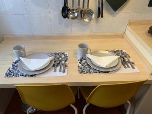 una mesa con platos y utensilios encima en Sweet Home en Trieste