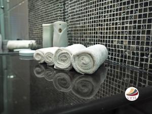 فندق لافيس بلانكورا في دارافاندهو: مجموعة من المناشف الملفوفة على منضدة في الحمام
