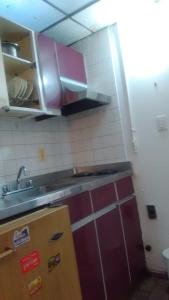 ボゴタにあるCASA HUESPEDES ANA CAROLINAのシンクと冷蔵庫付きのキッチン