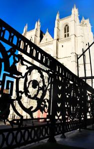 un banc en métal noir devant une église dans l'établissement Wonderlove cocon (coeur de ville, cathédrale), à Nantes