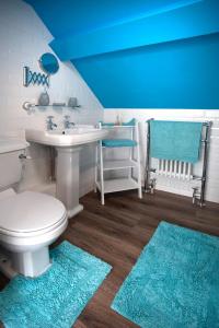 ein Badezimmer mit einer weißen Toilette und einem Waschbecken in der Unterkunft Roman Height's Holiday Cottages in Haltwhistle