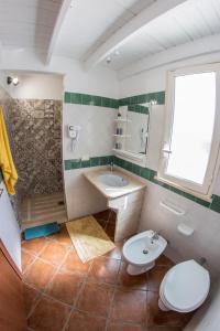 uma casa de banho com um lavatório, um WC e uma banheira e um lavatório. em Villa con piscina Casale di Giò nel Golfo di Castellammare em Partinico