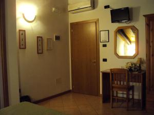 a room with a door and a table and a mirror at Agriturismo Sant' Anna in Treviso
