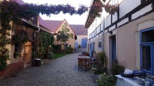 an alley between two buildings with a table and chairs at Bauwagen Villa Frederik in Radebeul