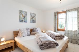 a bedroom with two beds and a window at Bijou Ladir in Ladir