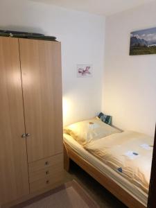 - une petite chambre avec un lit et une armoire dans l'établissement Fewo SH4, à Goslar