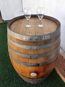 dois copos de vinho em cima de um barril em Mendoza Estudio Urbano II em Mendoza