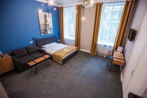 1 dormitorio con 1 cama y 1 sofá en una habitación en E4 Hotel, en Odessa