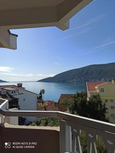 un balcón con vistas a un cuerpo de agua en Villa Nena, en Herceg-Novi