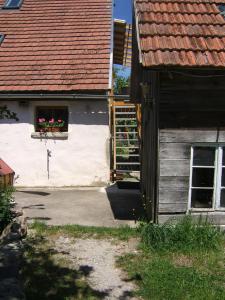 ein Haus mit einem Fenster mit einem Blumenkasten darauf in der Unterkunft Ferienwohnung mit Charme und Blick auf Dinkelsbühl in Dinkelsbühl
