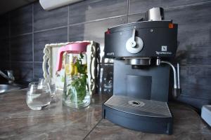 Příslušenství pro přípravu čaje a kávy v ubytování Nana Tekija