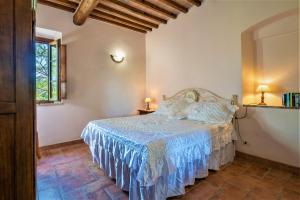 A bed or beds in a room at Borgo Il Villino