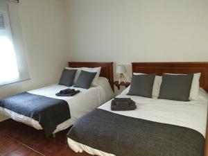 two beds sitting next to each other in a bedroom at El Jardín del 22 in Trujillo