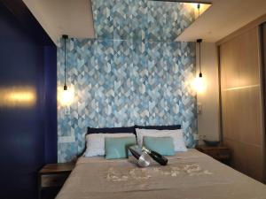 sypialnia z łóżkiem z niebieską ścianą w obiekcie Exclusive Malaga Skyline w Maladze