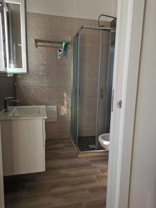 bagno con doccia, lavandino e servizi igienici di B&B Le Torri a Santeramo in Colle