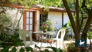 un patio con mesa y sillas frente a una casa en Alojamiento Rural Casa Quinta Peumayen, en Isla de Maipo