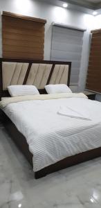 A bed or beds in a room at Atoom Hotel