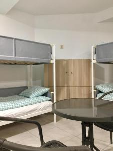 Двухъярусная кровать или двухъярусные кровати в номере Orion