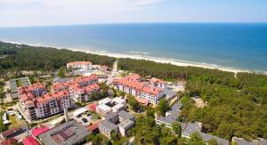 z powietrza widok na ośrodek w pobliżu plaży w obiekcie Zielona Krynica Apartament w mieście Krynica Morska