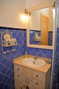 a bathroom with a sink and a mirror at El Retiro de Ceubia by RetiroRural in Arenas de San Pedro