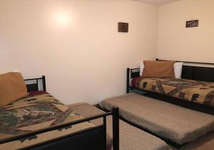 - une chambre avec 2 lits et un banc dans l'établissement Bear Camp By The Night, à Pigeon Forge
