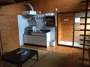 Kumamoto Guesthouse Minami Aso Little Asia tesisinde mutfak veya mini mutfak